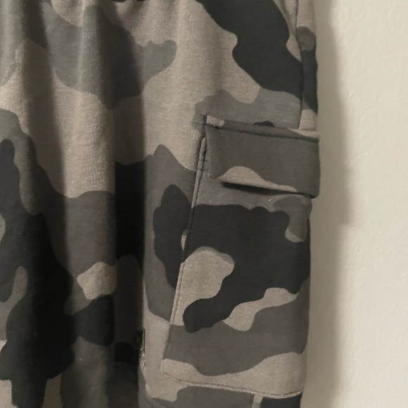 NWT Adidas Camo Print Cargo Lightweight Shorts. Size XL - Picture 9 of 14